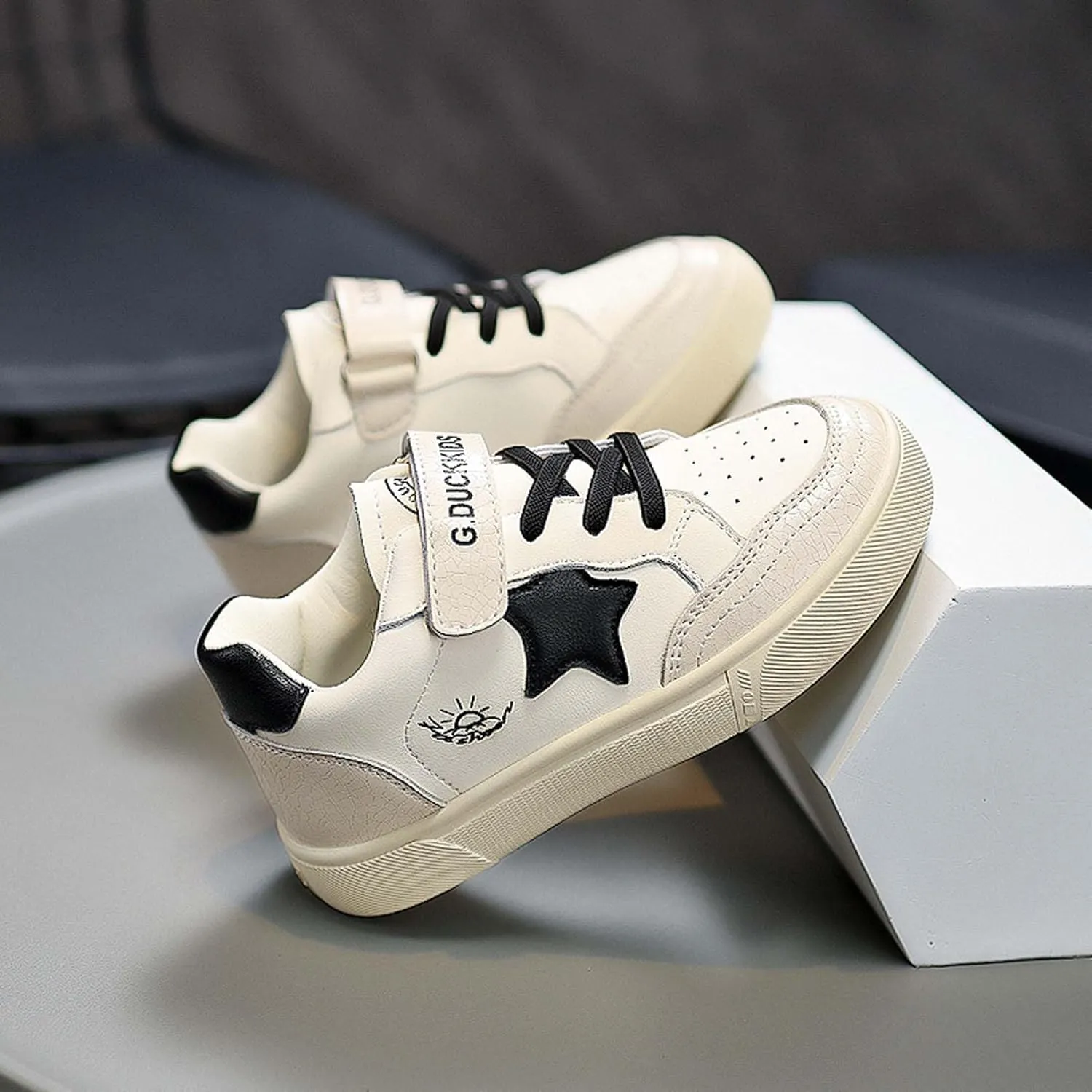 Children's Fashion Sneakers Thick Bottomed Casual Walking Shoes Breathable Lightweight Gym Sports Tennis Shoes Outdoor Sports Running Shoes/Boys/Girls